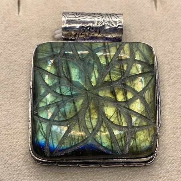 Beautiful Etched Labradorite Pendant with Chain, .925 Sterling Silver Overlay. - Picture 4 of 16